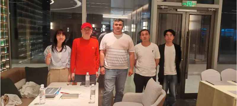 Liesa ngrembug bisnis karo klien Asia Tengah Liesa ngrembug bisnis karo klien Asia Tengah